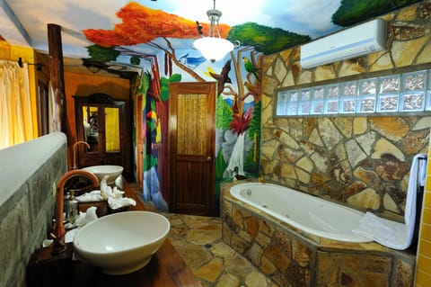 Honeymoon Studio, 1 King Bed | Bathroom | Rainfall showerhead, free toiletries, hair dryer, bathrobes
