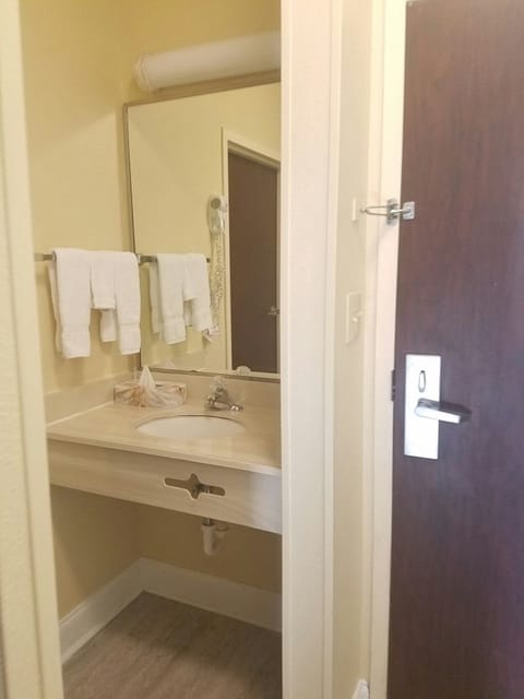 Combined shower/tub, free toiletries, hair dryer, towels