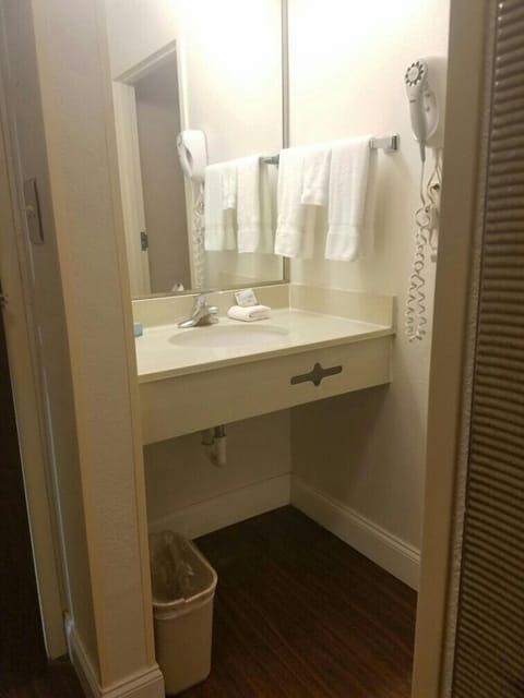 Combined shower/tub, free toiletries, hair dryer, towels