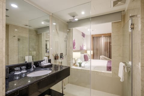Superior Room | Bathroom | Free toiletries, hair dryer, slippers, bidet