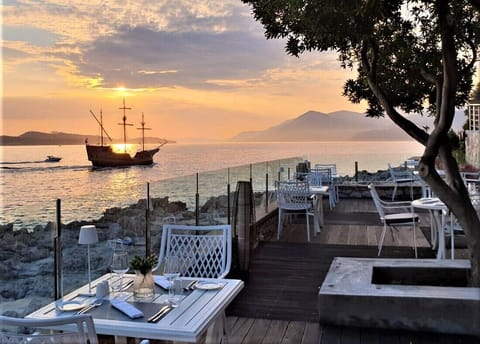 3 restaurants; breakfast, lunch, dinner, and brunch served