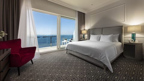 Executive Double Room, Sea View | Hypo-allergenic bedding, minibar, in-room safe, desk