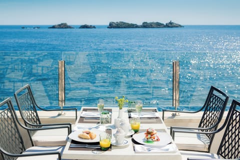 3 restaurants; breakfast, lunch, dinner, and brunch served