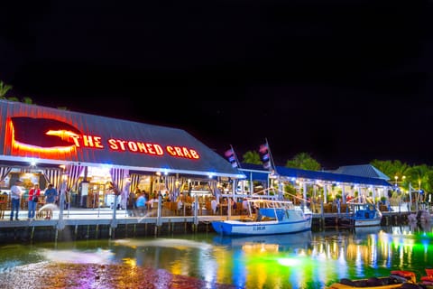 Breakfast, lunch, dinner served; seafood, pool views 