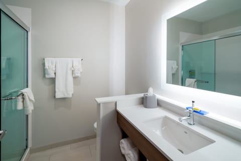 Standard Room | Bathroom | Hair dryer, towels, soap, shampoo
