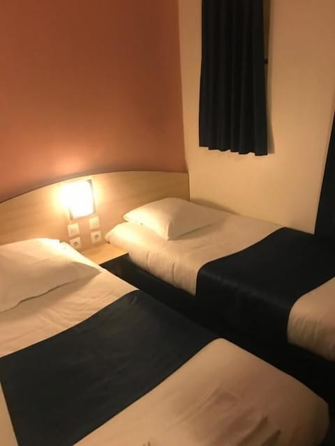 Standard Room, 2 Twin Beds | Desk, soundproofing, iron/ironing board, rollaway beds