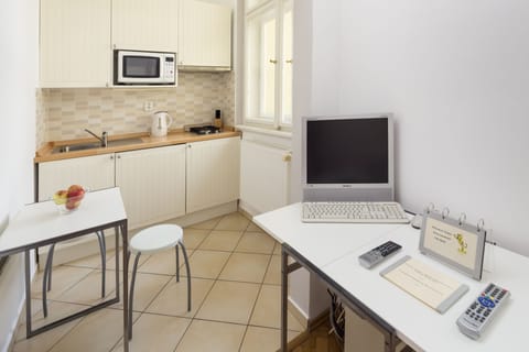 Double Room | Private kitchenette | Fridge, electric kettle, cookware/dishes/utensils