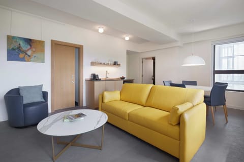 Suite Junior | Living area | Flat-screen TV, offices