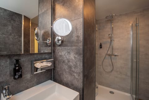 Family Suite | Bathroom | Eco-friendly toiletries, hair dryer, towels