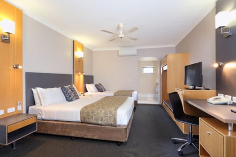 Deluxe Twin Room | In-room business center