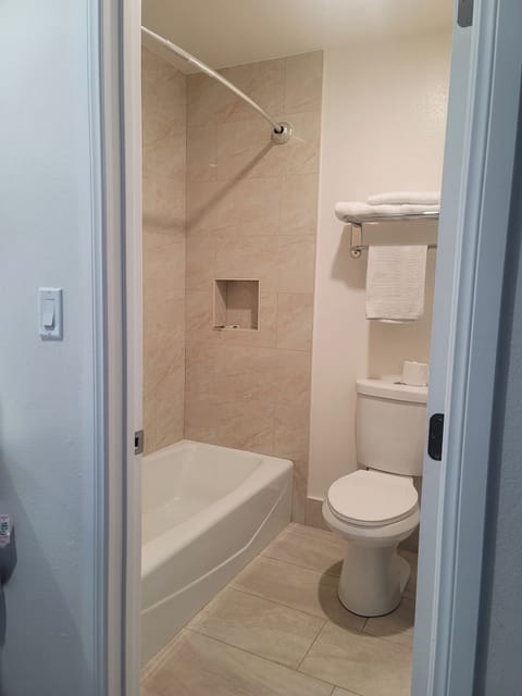 Combined shower/tub, free toiletries, hair dryer, towels