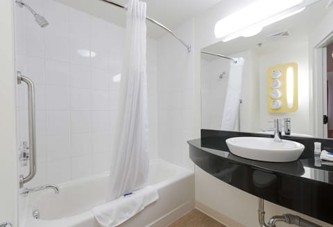 Combined shower/tub, hair dryer, towels