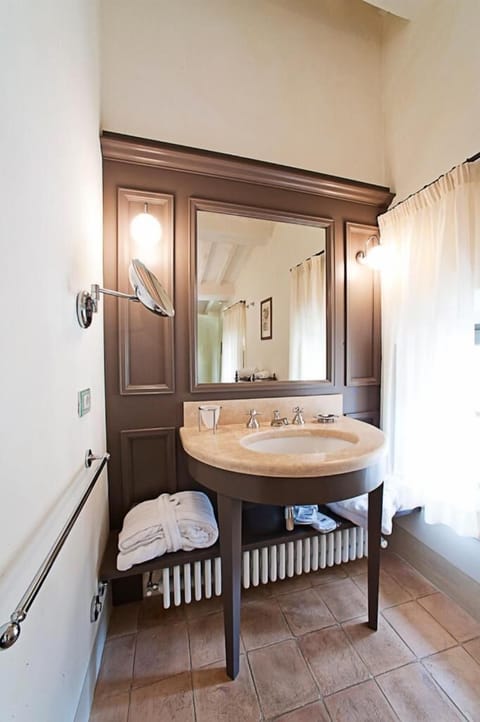 Rainfall showerhead, free toiletries, hair dryer, bathrobes