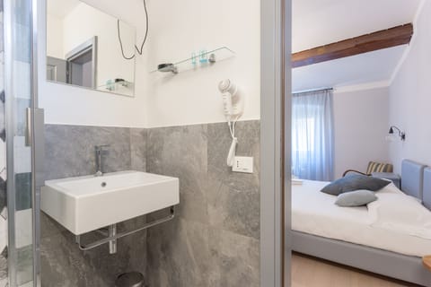 Superior Double Room | Bathroom | Shower, rainfall showerhead, free toiletries, hair dryer