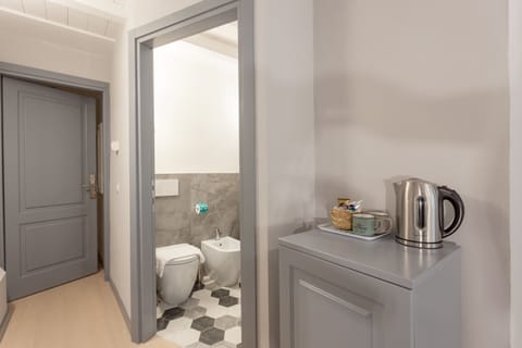 Standard Double Room | Bathroom | Shower, rainfall showerhead, free toiletries, hair dryer