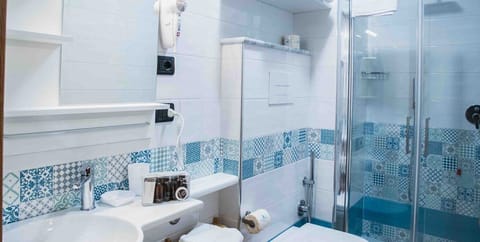Double Room | Bathroom | Shower, rainfall showerhead, bidet, towels