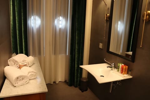 Executive Double or Twin Room, City View | Bathroom | Shower, designer toiletries, hair dryer, slippers