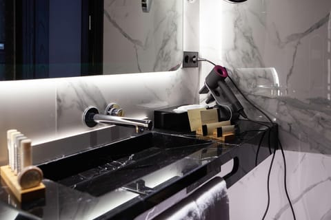 Deluxe Double Room | Bathroom sink