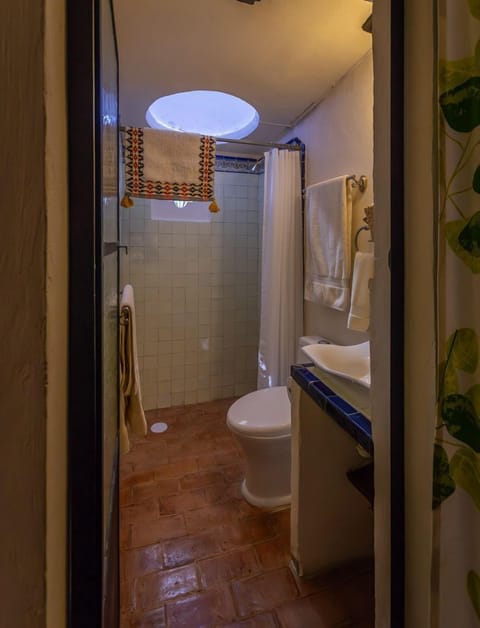 Xola 3 - Terrace Room | Bathroom | Shower, free toiletries, hair dryer, towels