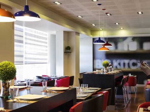 Breakfast, lunch, dinner served; international cuisine