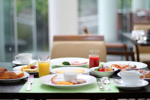 Daily buffet breakfast (CNY 113 per person)