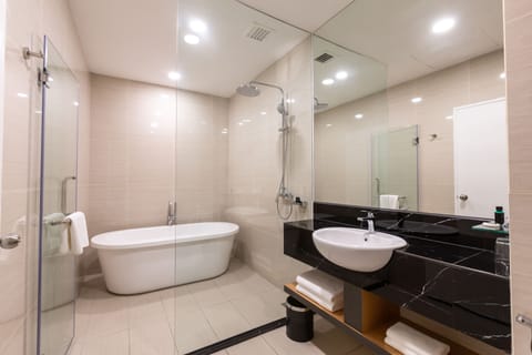 Premier Double Room | Bathroom | Shower, rainfall showerhead, bidet, towels