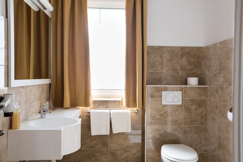 Double Room, Balcony | Bathroom | Shower, hair dryer, towels, shampoo