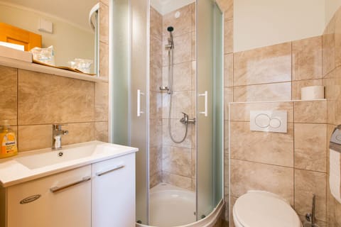 Single Room, 1 Twin Bed | Bathroom | Shower, hair dryer, towels, shampoo