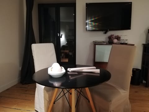 Double Room (Sancy) | In-room dining