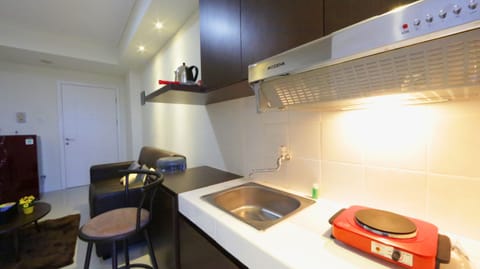 Room | Private kitchenette | Fridge, stovetop, cookware/dishes/utensils