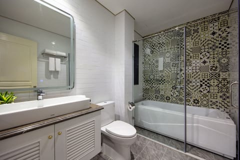 Grand Studio Suite, City View | Bathroom | Free toiletries, hair dryer, bathrobes, slippers