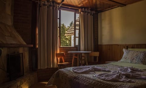 Suite (Violetas) | 1 bedroom, minibar, blackout drapes, iron/ironing board