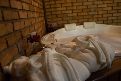 Chalet, Jetted Tub (Beija Flor) | Jetted tub