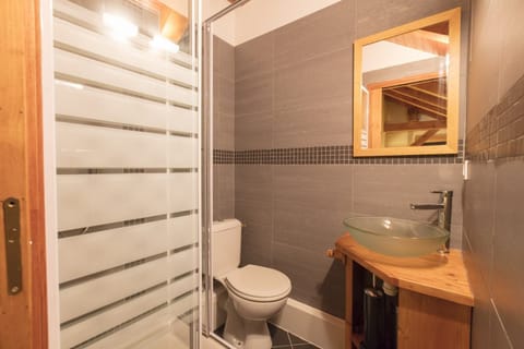 Shower room 2 (1st floor)
Dowstairs shower room - no photo