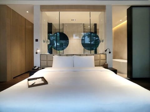 The Villa | Premium bedding, down comforters, pillowtop beds, free minibar