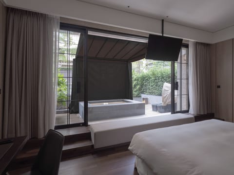 The Villa | Premium bedding, down comforters, pillowtop beds, free minibar