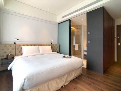 Urban Deluxe Room | Premium bedding, down comforters, pillowtop beds, free minibar