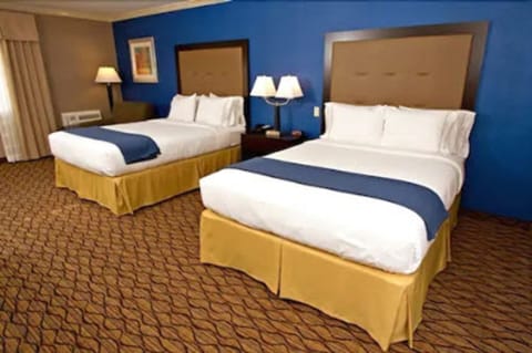 Premium bedding, in-room safe, individually decorated