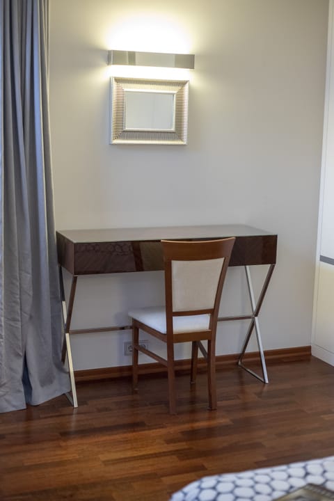 Apartment | Living area | 35-inch flat-screen TV with satellite channels, TV