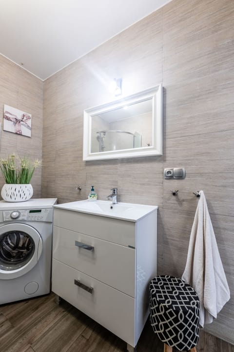 Apartment | Bathroom | Shower, free toiletries, hair dryer, towels