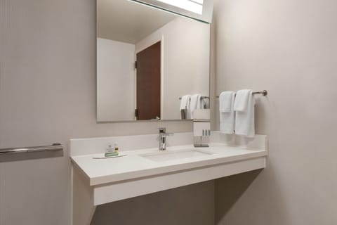 Room | Bathroom | Combined shower/tub, free toiletries, hair dryer, towels