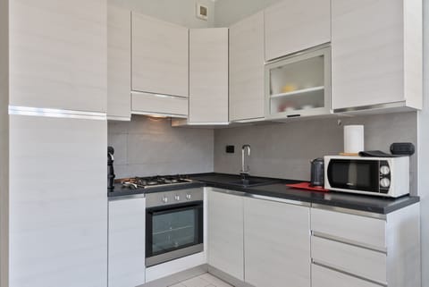 Apartment, 1 Bedroom | Private kitchenette | Full-size fridge, microwave, oven, stovetop