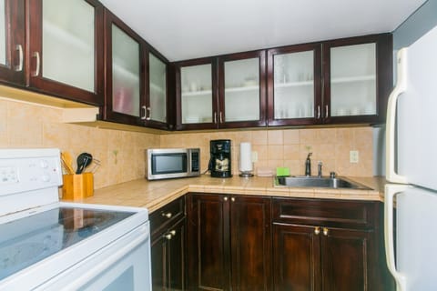 Condo, 1 Bedroom | Private kitchen | Fridge, oven, coffee/tea maker, toaster