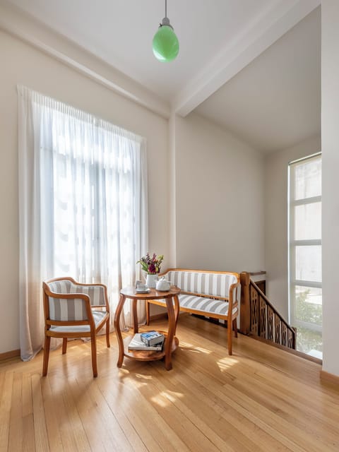 A charming little seating area in the foyer and the two open verandas on the same level, will offer an exclusive spot for a lazy breakfast, sun-bathing or just a relaxing spot.