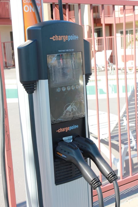 Electric vehicle charging station