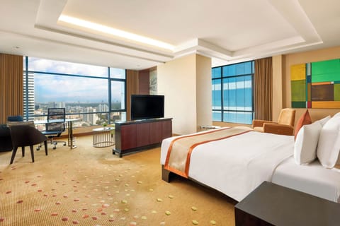 Deluxe Suite, Club Lounge Access | Premium bedding, minibar, in-room safe, desk