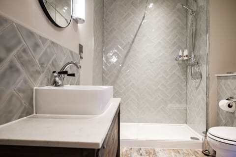Junior Double Room | Bathroom | Deep soaking tub, free toiletries, hair dryer, bathrobes