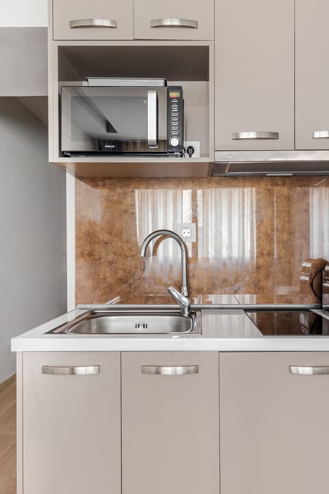 Studio | Private kitchen | Fridge, microwave, stovetop, espresso maker