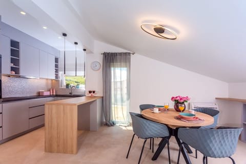 Fully equipped kitchen with a bar on the lower ground floor