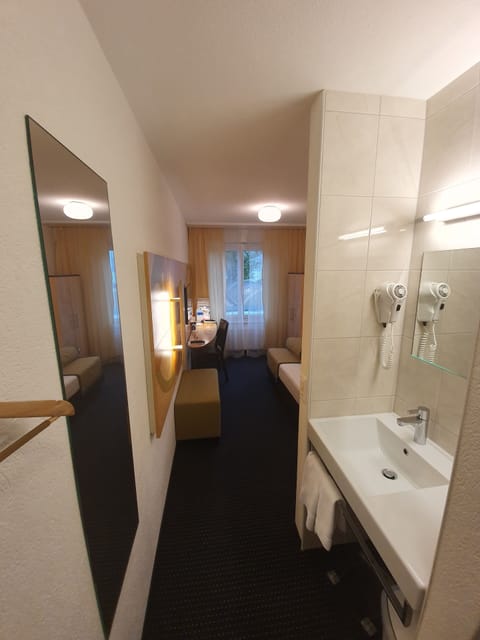 Standard Single Room | Soundproofing, free cribs/infant beds, free WiFi, bed sheets